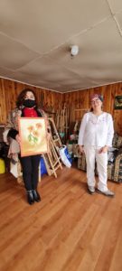 Coordinadora oficina de la mujer de Castro Municipio, Claudia Bórquez junto a la artista local Silvia Rivera